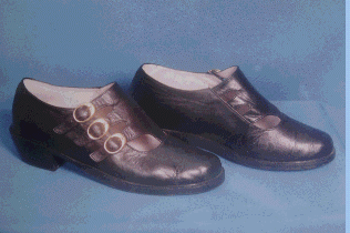 Calzado ortop�dico para pie diab�tico (dama) tipo Reina con taco cu�a, suela basculante y sujeci�n con hebilla multinivel.