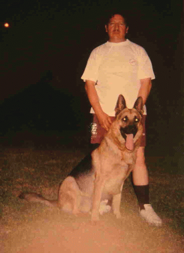 Shester y su amo Charlie posando antes de realizar su paseo cotidiano..